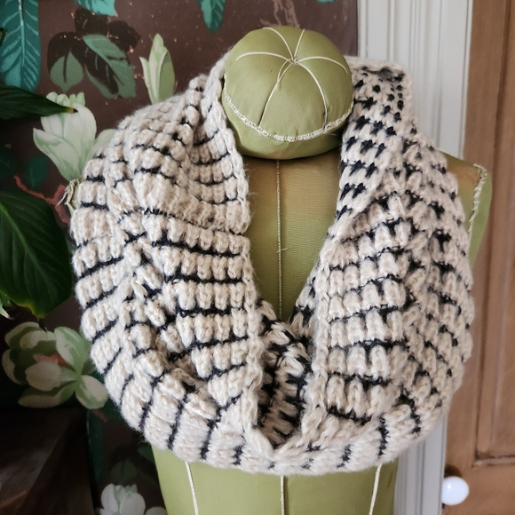 LOFT Knit Matching Neck Warmer & Hat - Picture 5 of 7